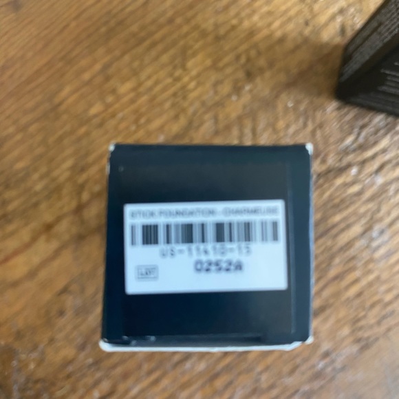 Younique stick foundation and complexion + powder - Picture 3 of 3